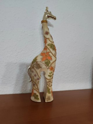 Figura Jirafa Decorativa Beige y Dorada