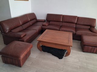 Sofá de piel marrón para salón