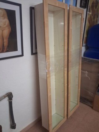 2 Vitrinas de madera y cristal Ikea