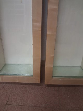 2 Vitrinas de madera y cristal Ikea