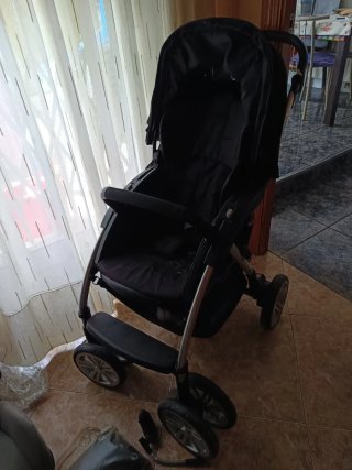 Cochecito de bebé y silla de coche. Casualplay.