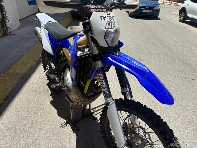 Moto Enduro 250cc Azul y Blanca