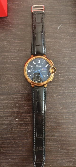 Reloj de hombre dorado y negro