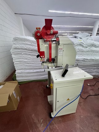 Máquina Jover para poner clips/remaches