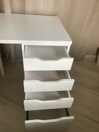 Escritorio blanco con cajoneras