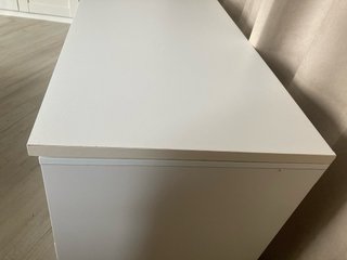 Escritorio blanco con cajoneras