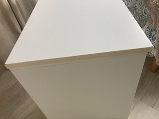 Escritorio blanco con cajoneras