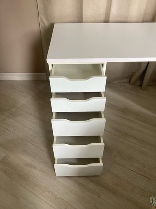 Escritorio blanco con cajoneras