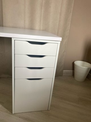 Escritorio blanco con cajoneras