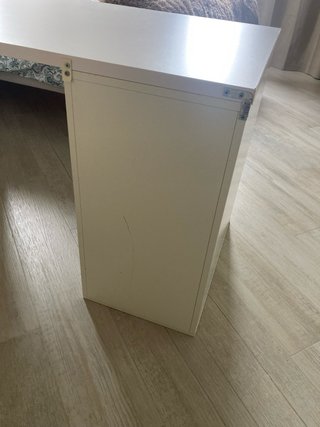 Escritorio blanco con cajoneras
