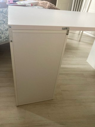 Escritorio blanco con cajoneras