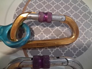 Ochos y mosquetones Simond vintage barranquismo