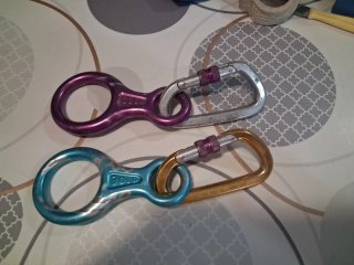 Ochos y mosquetones Simond vintage barranquismo