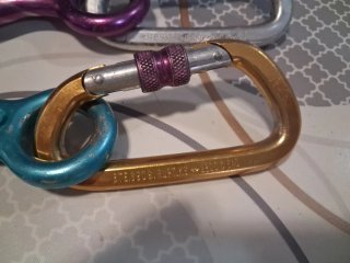 Ochos y mosquetones Simond vintage barranquismo