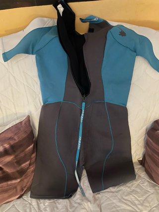 Traje de neopreno corto azul y negro