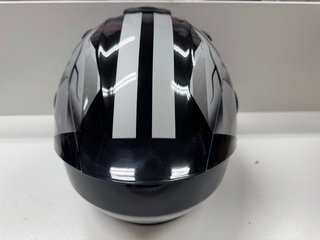 Casco de moto plateado y negro