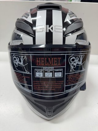 Casco de moto plateado y negro