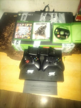 Xbox One X con 2 mandos y juegos