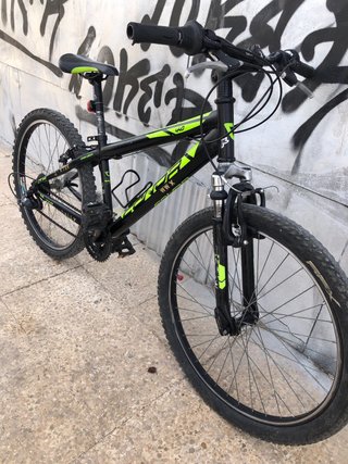 Bicicleta de montaña negra y verde