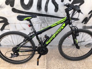 Bicicleta de montaña negra y verde