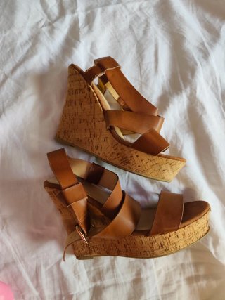 Sandalias cuña marrón