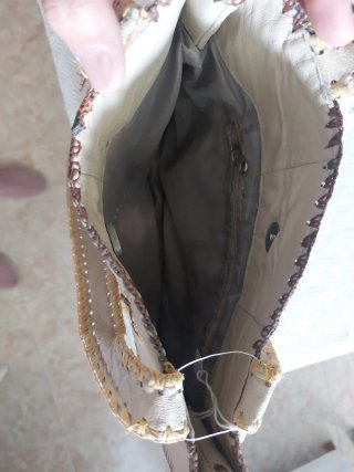 Bolso de piel beige con bordados