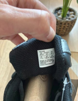 Zapatillas ASICS negras y grises