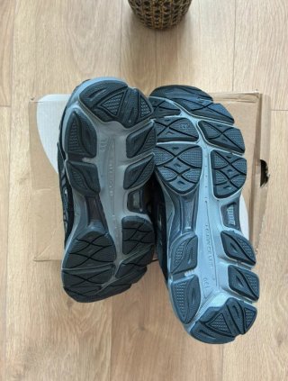 Zapatillas ASICS negras y grises