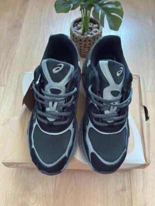 Zapatillas ASICS negras y grises