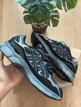 Zapatillas ASICS negras y grises