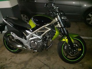 Suzuki Gladius 650 Naked Verde/Negra