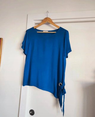 Blusa asimétrica azul talla M
