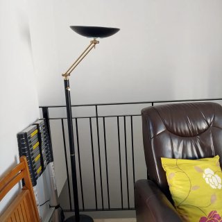 Lampada da terra nera e dorata con lampadina inclusa