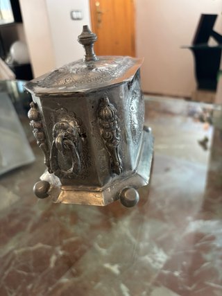 Caja metálica repujada