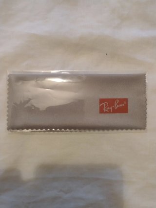 Funda para gafas Ray-Ban negra con toallita