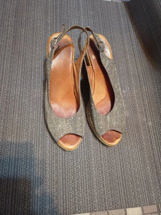 Sandalias cuña mujer plateadas, de cuero.