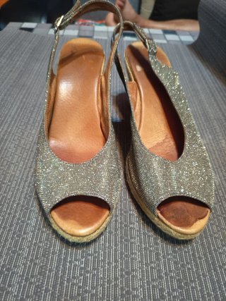 Sandalias cuña mujer plateadas, de cuero.