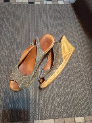 Sandalias cuña mujer plateadas, de cuero.