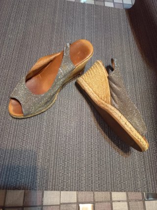 Sandalias cuña mujer plateadas, de cuero.