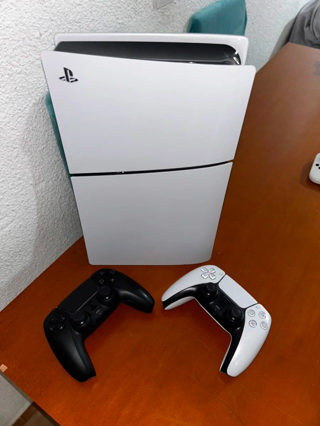 Consola PS5 Slim digital con 2 mandos