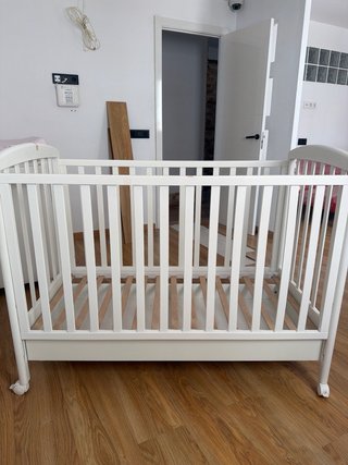 De regala: Cuna de madera blanca