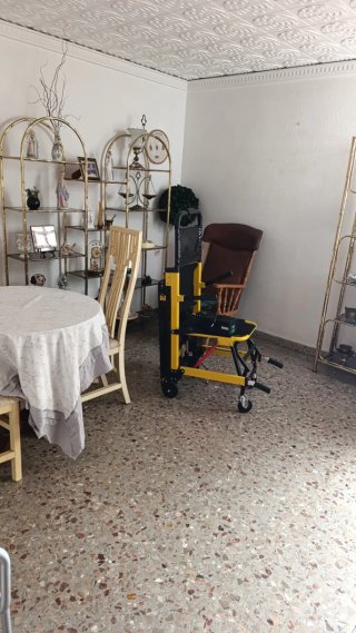 Grúa sube escaleras