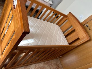 Cuna de bebé de madera