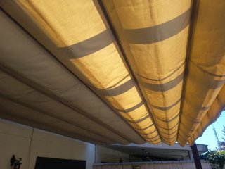 Pérgola de madera con toldo beige