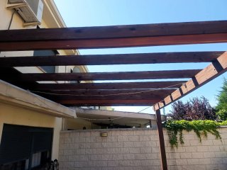 Pérgola de madera con toldo beige