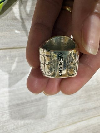 Anillo UNOde50 con piedra verde