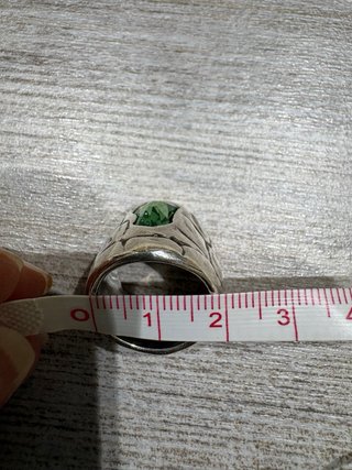 Anillo UNOde50 con piedra verde