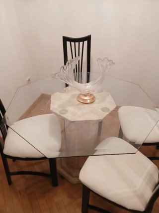 Mesa de cristal y base de mármol