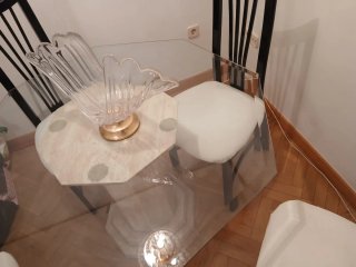 Mesa de cristal y base de mármol