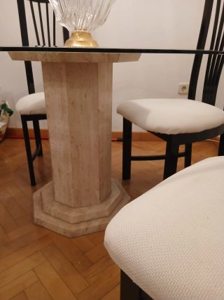 Mesa de cristal y base de mármol